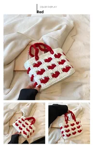 Dettaglio ravvicinato di una borsa tote all'uncinetto con motivi a cuore rossi e bianchi