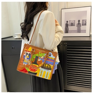 Détail de broderies mexicaines et patchs de cactus sur le sac bandoulière marron