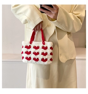 Dettaglio mini borsa all'uncinetto con motivo labbra rosse e trama fatta a mano