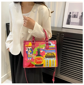 Détail des broderies et patchs mexicains sur un sac à main bandoulière rose fuchsia