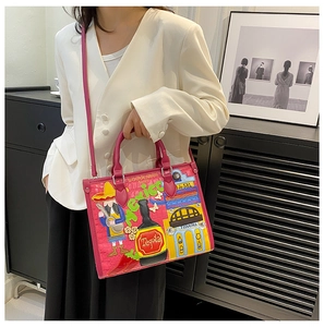 Détail de la broderie mexicaine et du graffiti sur le sac à main rose fuchsia