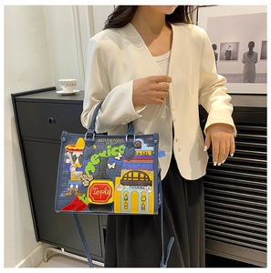 Détail de broderie mexicaine et texture crocodile sur un sac à main bleu marine