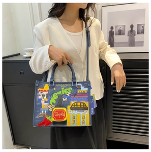 Détail de la texture crocodile bleu et broderie mexicaine colorée sur le sac à main