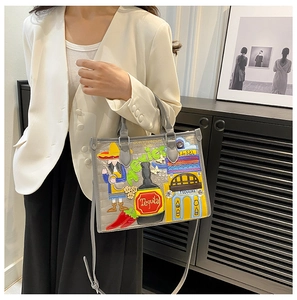 Détails de broderies mexicaines sur sac en cuir gris avec motifs tequila et cactus