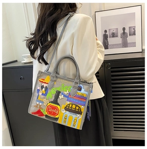 Détail de broderie mexicaine sur sac cabas gris en cuir à motif crocodile