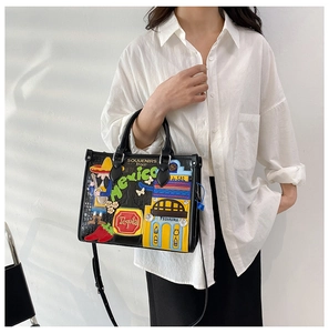 Détail du sac cabas noir style mexicain avec broderies colorées et motif crocodile