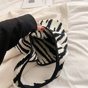 Borsa tote in maglia minimalista con motivo zebrato bianco e nero su lino bianco