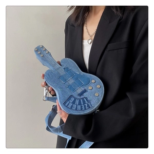 Détails du sac à bandoulière en jean en forme de guitare avec broderie et boucles argentées