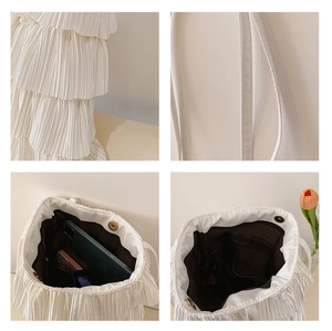 Détail de la texture plissée blanche et de l'intérieur avec fermeture magnétique de sac