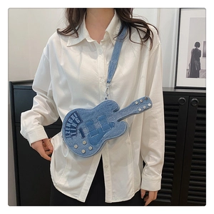 Détail du sac à bandoulière créatif en jean en forme de guitare avec coutures décoratives