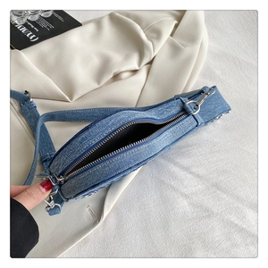 Vue détaillée du sac guitare en denim montrant la fermeture éclair et la doublure