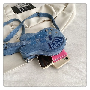 Capacité du sac guitare en denim contenant téléphone, lunettes et portefeuille