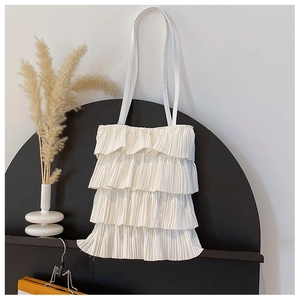 Détail des volants à quatre couches et du tissu léger sur le sac cabas blanc