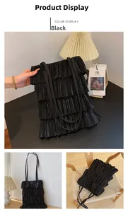 Détail du sac à bandoulière noir avec volants à plusieurs niveaux et plis chic