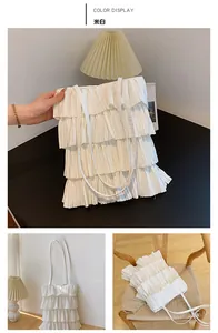 Détail du sac plissé blanc cassé montrant la texture à volants multicouches