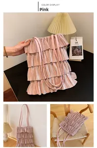 Détail du sac cabas rose à volants étagés avec couches plissées et fines bretelles