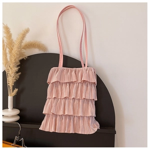 Vue détaillée du sac cabas rose à volants étagés avec tissu plissé et fines bandoulières