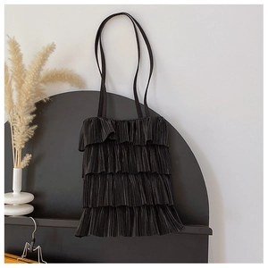 Détail du sac à bandoulière noir à volants superposés avec des couches de tissu plissé