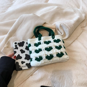 Mini borsa a mano all'uncinetto con motivo a maglia verde e bianco e manico