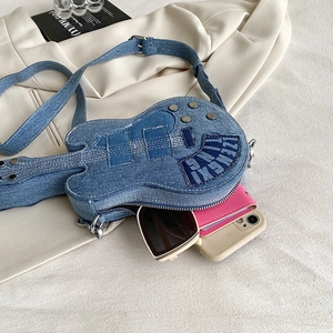 Sac bandoulière original en jean bleu en forme de guitare avec broderie et sangle