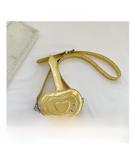 Dettaglio borsa a cuore dorata con trama trapuntata e borchie metalliche piccole