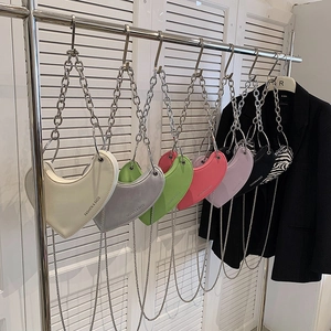 Sacs à bandoulière tendance en forme de cœur avec chaînes en plusieurs coloris