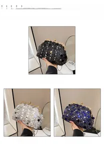 Vue détaillée des sacs de soirée à paillettes en noir blanc et bleu avec chaîne métal