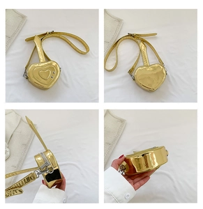 Dettagli di una mini borsa a tracolla dorata a forma di cuore con finitura metallica