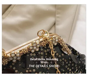 Détail du sac de soirée à paillettes montrant la chaîne dorée amovible et fleur strass
