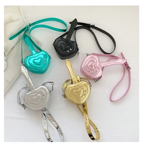 Dettaglio di mini borse a tracolla a forma di cuore in cinque colori metallizzati