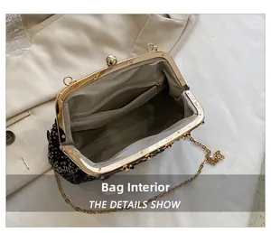 Détail intérieur de la pochette vintage à paillettes avec poche zippée et chaîne