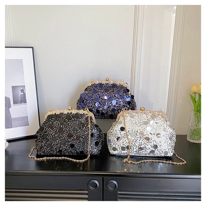 Trois pochettes de soirée élégantes à paillettes avec fermoir cristal et chaînes