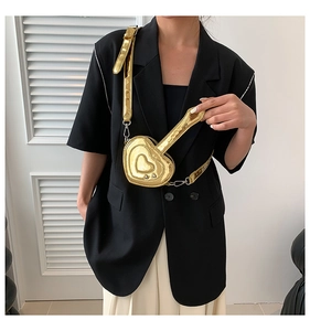 Dettaglio della mini borsa a tracolla a forma di cuore chitarra in oro metallizzato