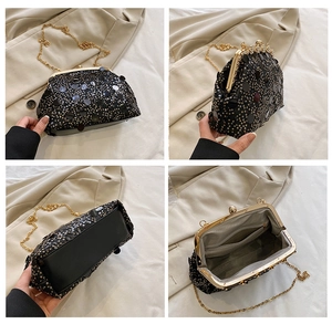 Vue détaillée du sac de soirée à paillettes noires avec fermoir doré vintage