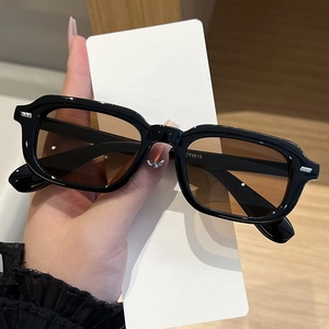 Detail view of CY5618 square sunglasses with black frame and brown gradient lenses