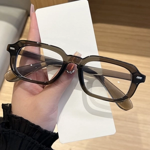 Détail de la monture de lunettes carrée gris translucide avec charnières en métal chic