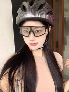 Détail du casque de cyclisme avec aérations en nid d'abeille et lunettes de protection