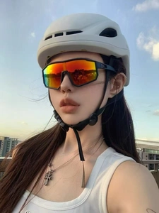 Gros plan sur un casque de vélo blanc et des lunettes de soleil de sport à verres orange
