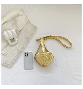 Mini borsa a tracolla gialla a forma di cuore in vernice con confronto taglia smartphone