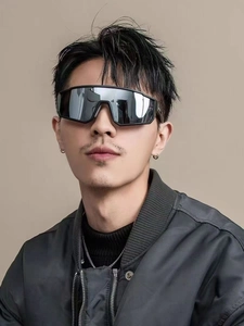 Gros plan sur un mannequin portant des lunettes de soleil de sport noires surdimensionnées