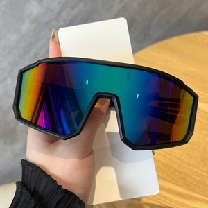 Détail de lunettes de cyclisme surdimensionnées noir mat avec verres polarisés irisés