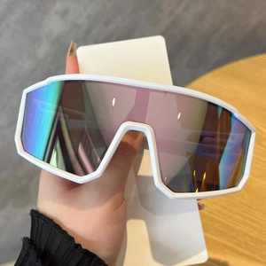 Gros plan de lunettes de soleil de sport blanches avec verres miroirs irisés colorés