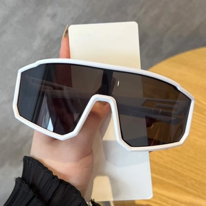 Lunettes de soleil de sport à monture blanche oversize avec grands verres gris intégrés
