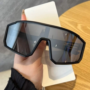 Détail de lunettes de soleil oversize noir mat avec verres plats gris polarisés de haute qualité