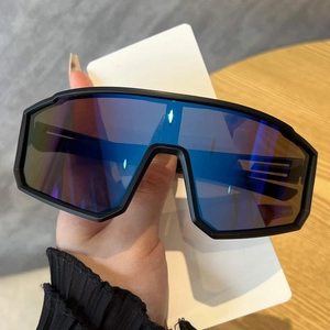 Détail de lunettes de soleil de sport surdimensionnées avec verres miroirs bleus et monture mate