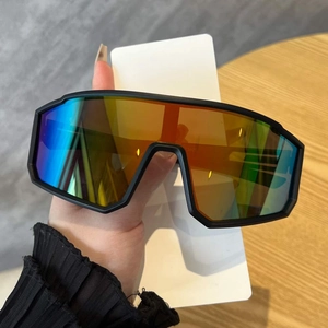 Détail des lunettes de soleil oversize avec verres polarisés multicolores et monture mate