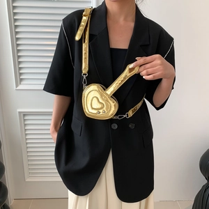Mini borsa a tracolla cuore oro metallizzato con trapuntatura, borchie e tracolla regolabile