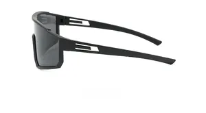 Détail de lunettes de soleil de sport noir mat avec trous de ventilation latérale
