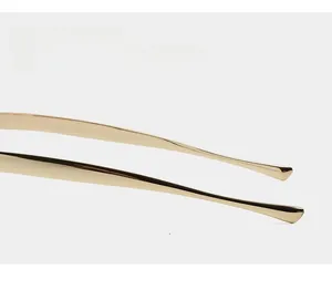 Dettaglio delle stanghette metalliche curve degli occhiali con design antiscivolo