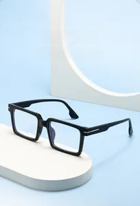 Détail de lunettes carrées noires avec accents métalliques argentés sur présentoir